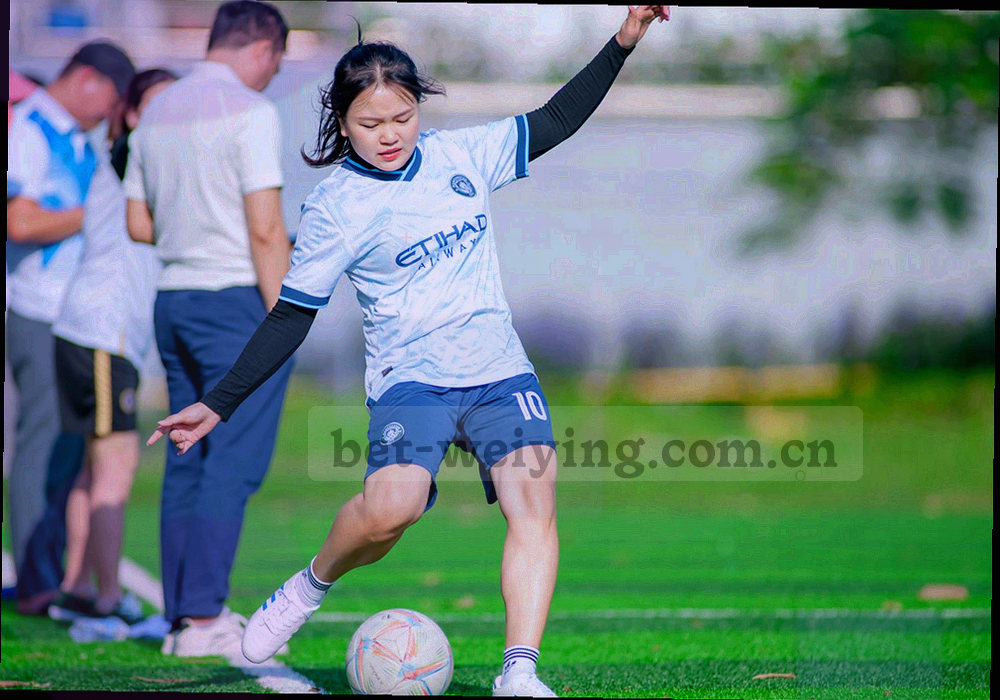 桌面上摊开的战术笔记与印刷纸张特写